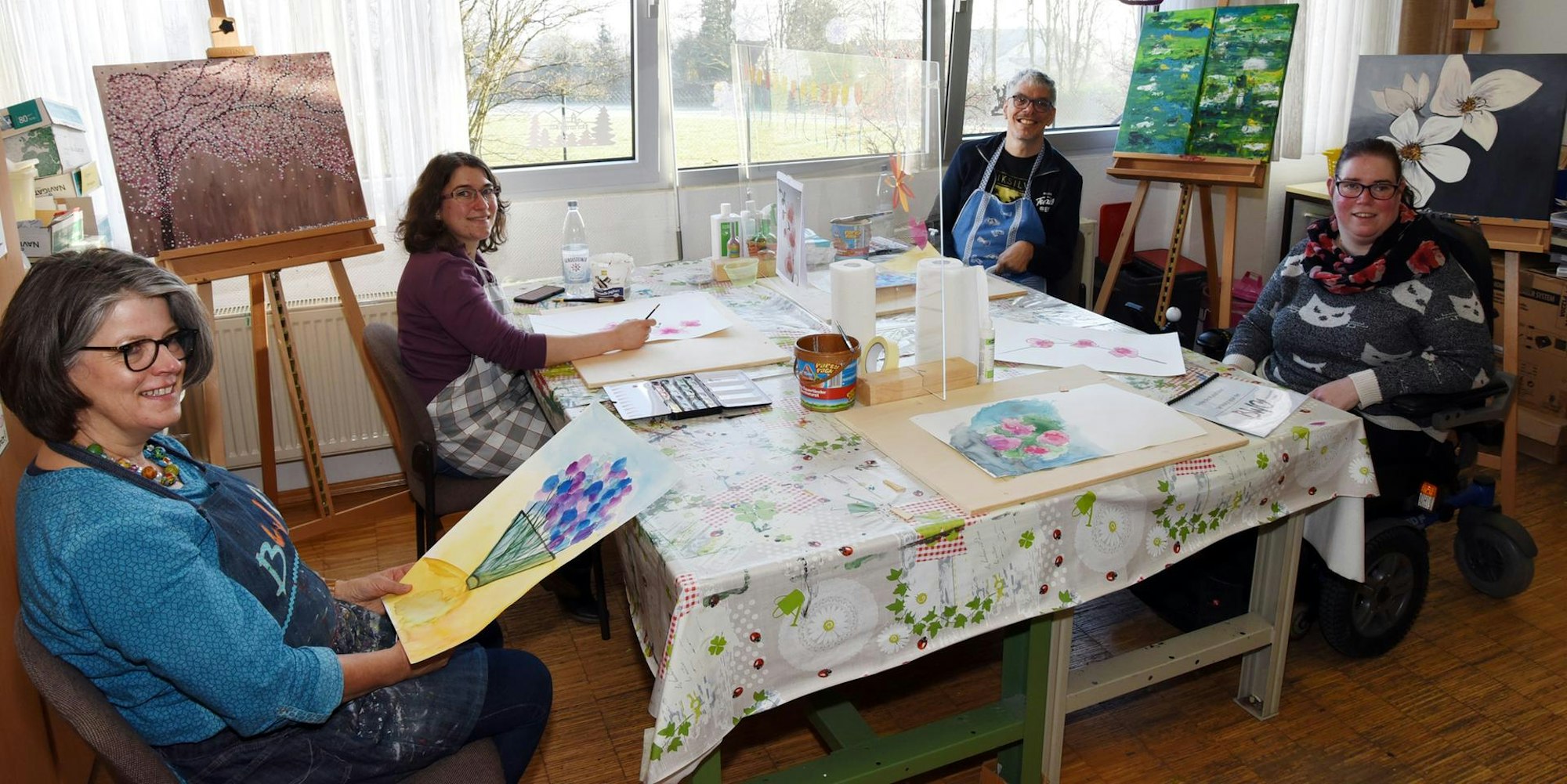 Die Gruppe Kunstfalter um Leiterin Jutta Schneider (l.) in ihrem Atelier 