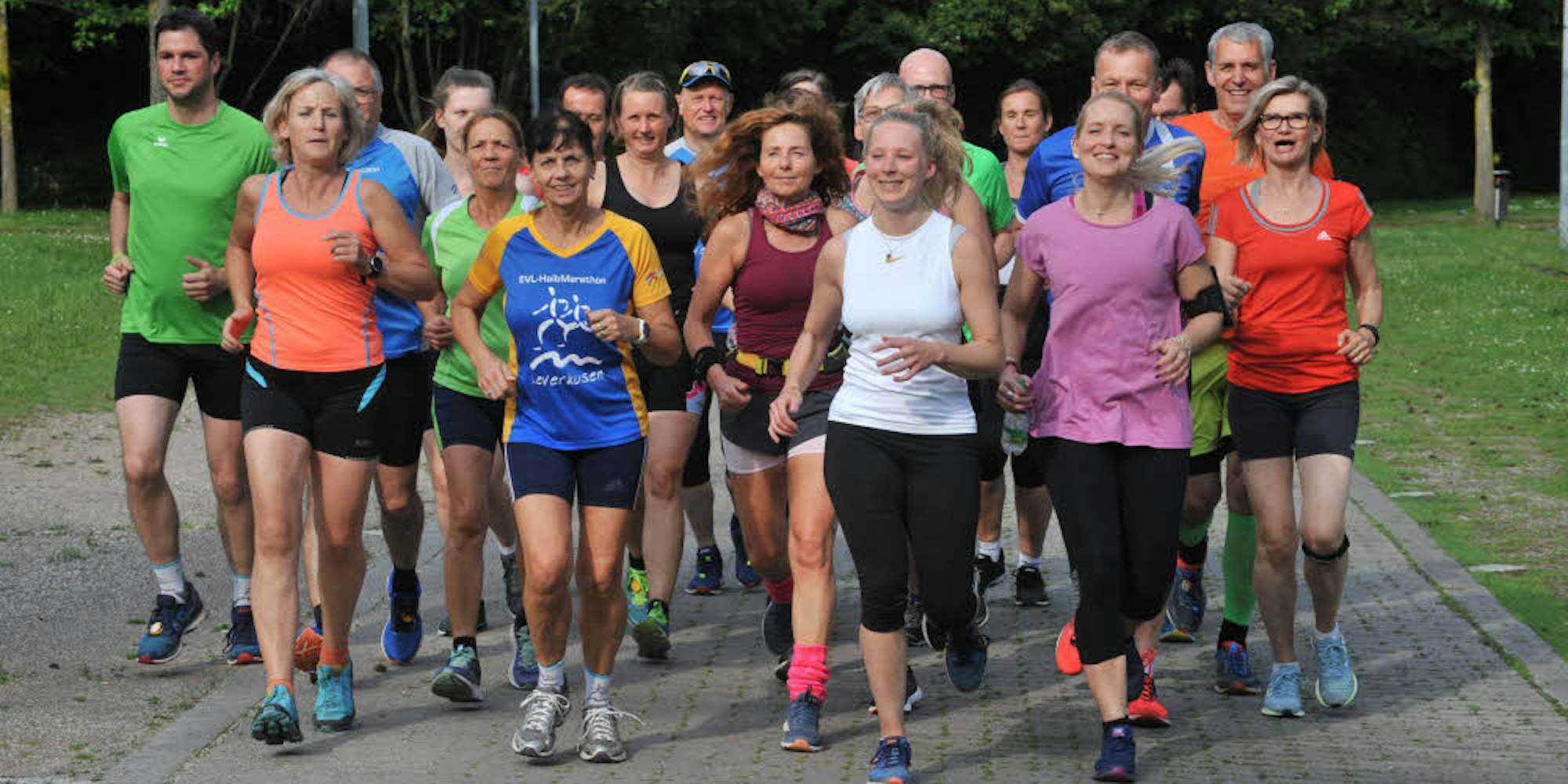 In der Dienstags-Laufgruppe um Trainerin Margret Knigge (im Marathon-Shirt) hat sich Marie Welling (weißes Shirt) moralische Unterstützung geholt.
