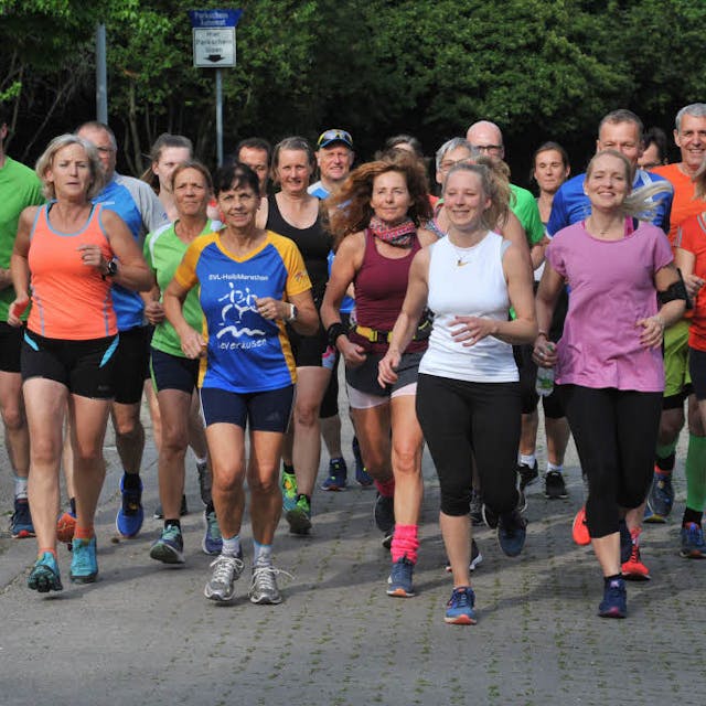 In der Dienstags-Laufgruppe um Trainerin Margret Knigge (im Marathon-Shirt) hat sich Marie Welling (weißes Shirt) moralische Unterstützung geholt.
