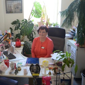 Liebevoll hat Angela Steinhauer ihr Büro eingerichtet – inklusive der Pflanzen, die anderswo in der Klinik fast eingegangen waren und nun bei ihr prächtig gedeien.