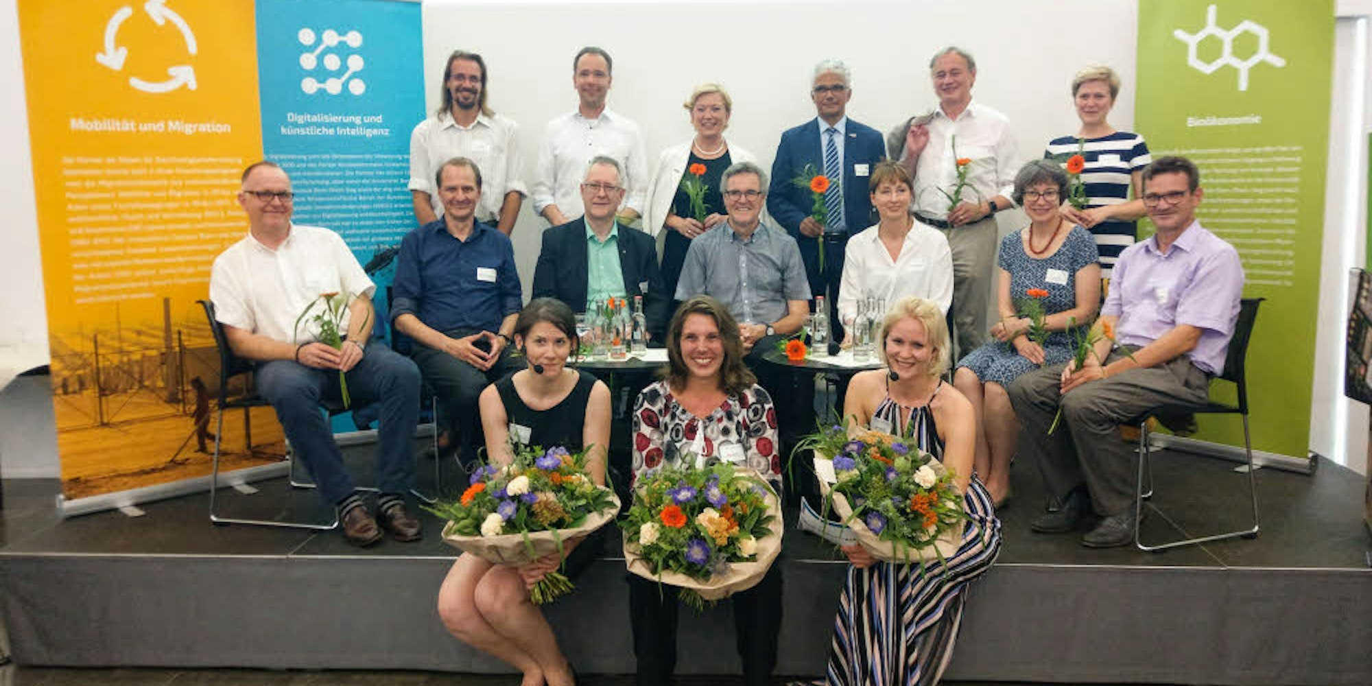 Mit einem Glas Sekt feierten Mitglieder und Gäste den Beginn der Forschungen am Innovations-Campus Bonn.
