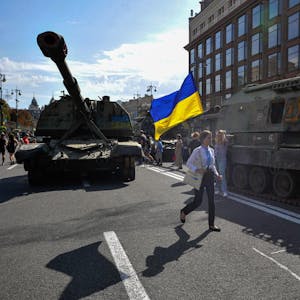 Kiew Panzer Fahne dpa 260822