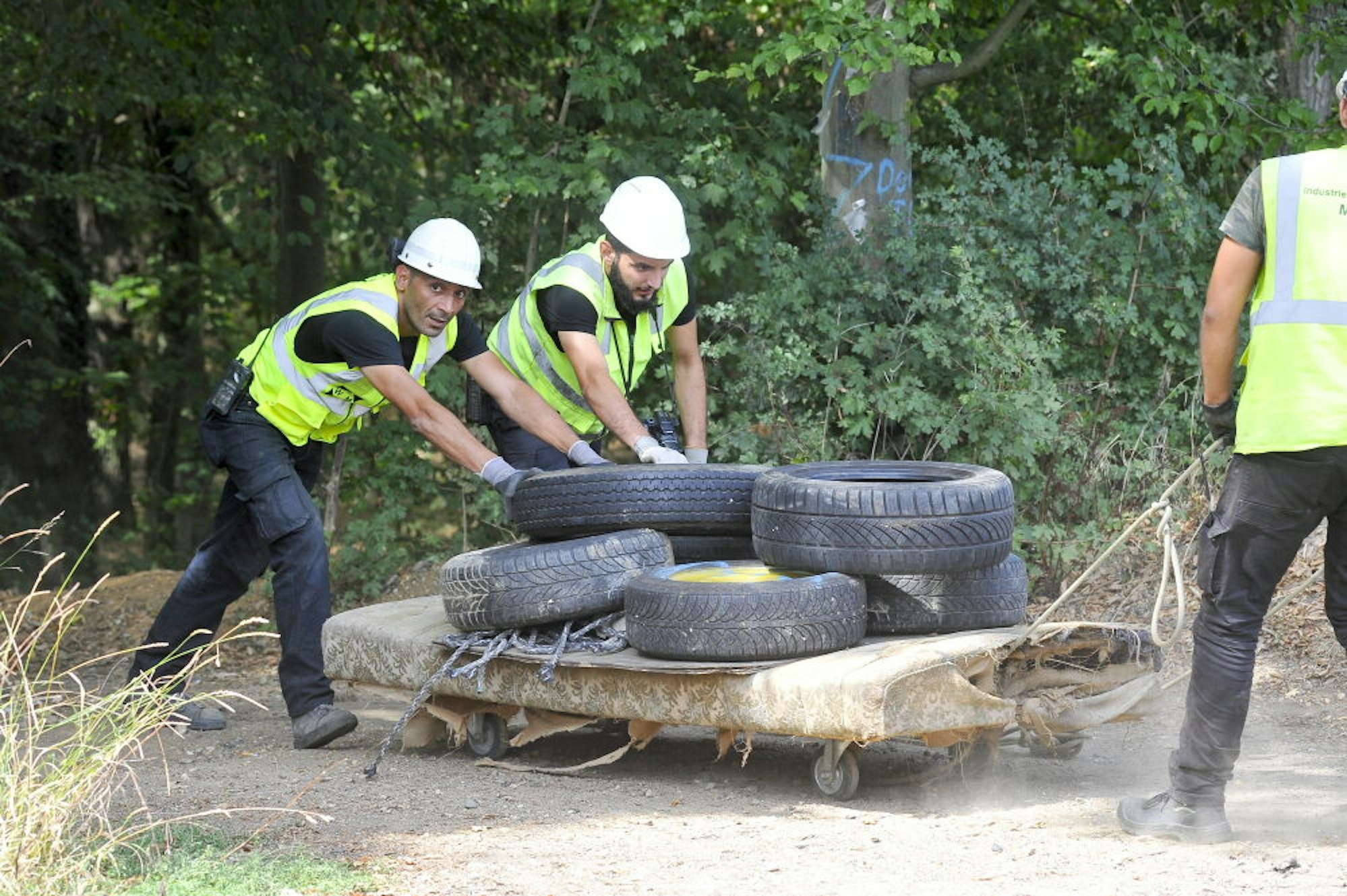 Werkschutz-Mitarbeiter mussten im Wald schon mal Barrikaden aus alten Reifen.