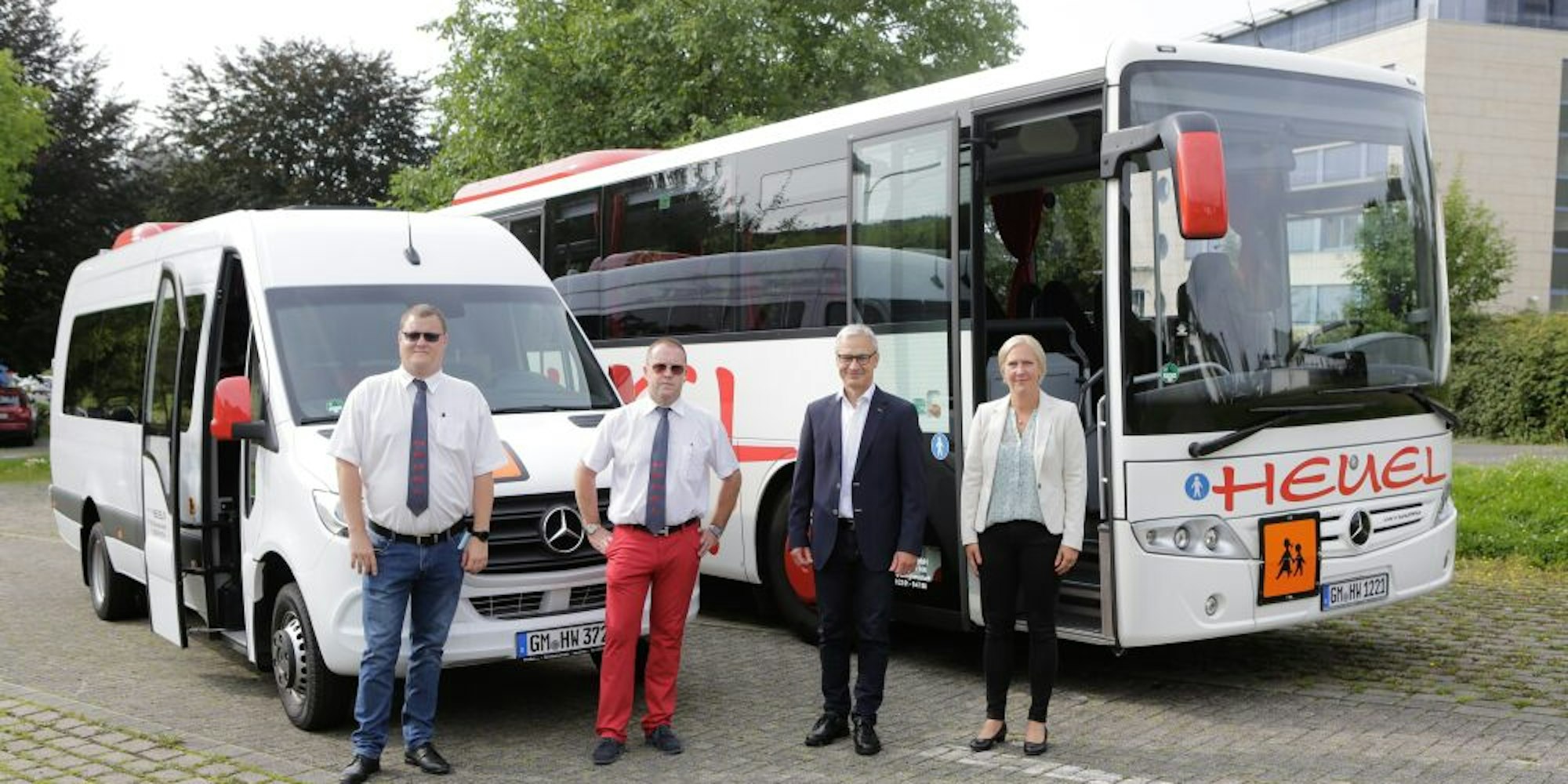 Die neuen Busse der Firma Heuel zur Schülerbeförderung stellten Marcel Temp, Björn Löbbert, Dr. Georg Ludwig und Diana Ottofüllung (v.l.) auf dem Parkplatz vor dem Lindlarer Rathaus vor.