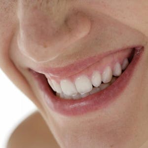 Wer wünscht sich das nicht - ein strahlendes Lächeln wie in der Zahnpasta-Werbung. Weiße Zähne stehen für Jugend und Gesundheit und sollen zu mehr Erfolg im Leben verhelfen. 