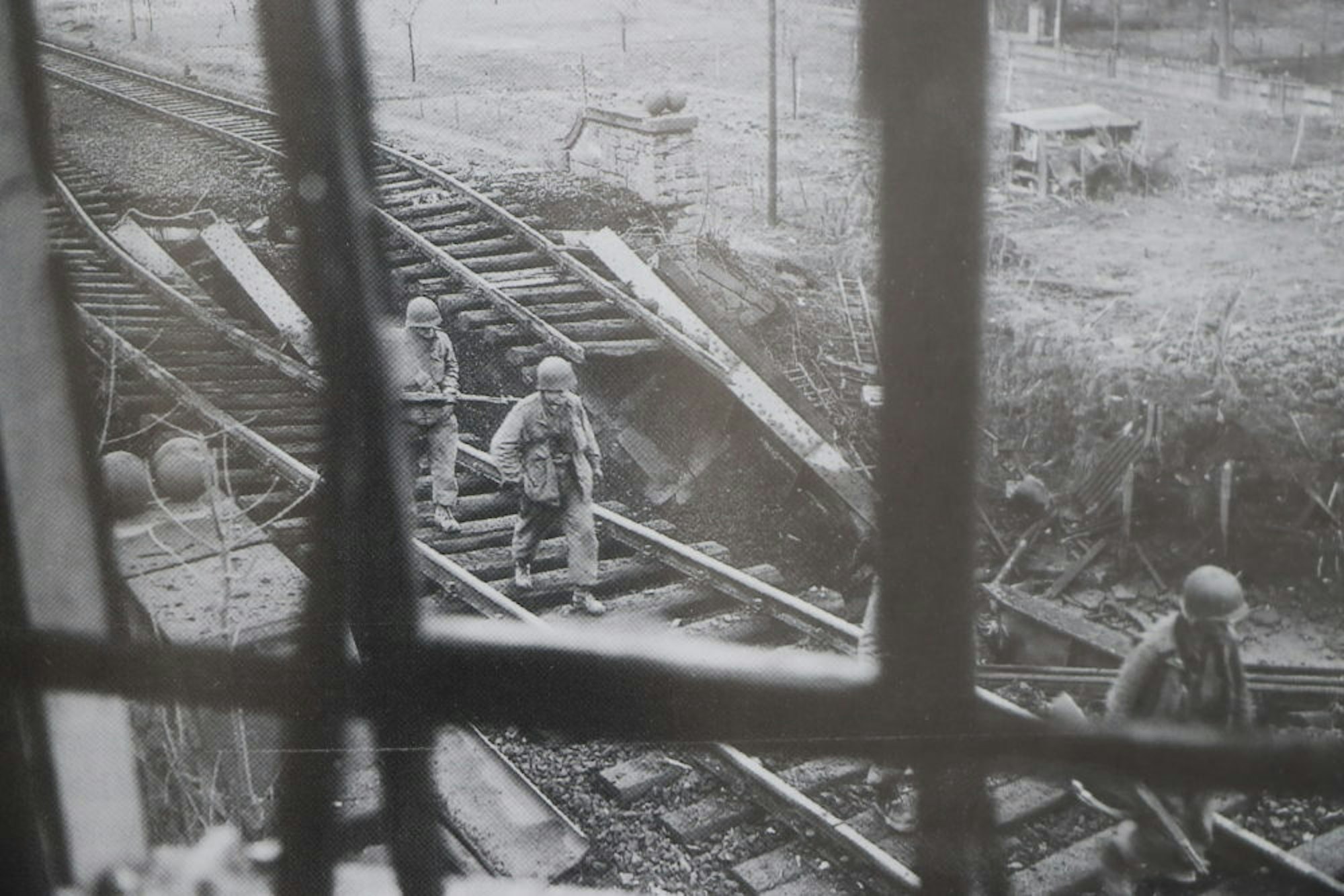 Kontrollgänge der amerikanischen Soldaten entlang der teils stark zerstörten Bahnschienen nach der Einnahme Brühls.
