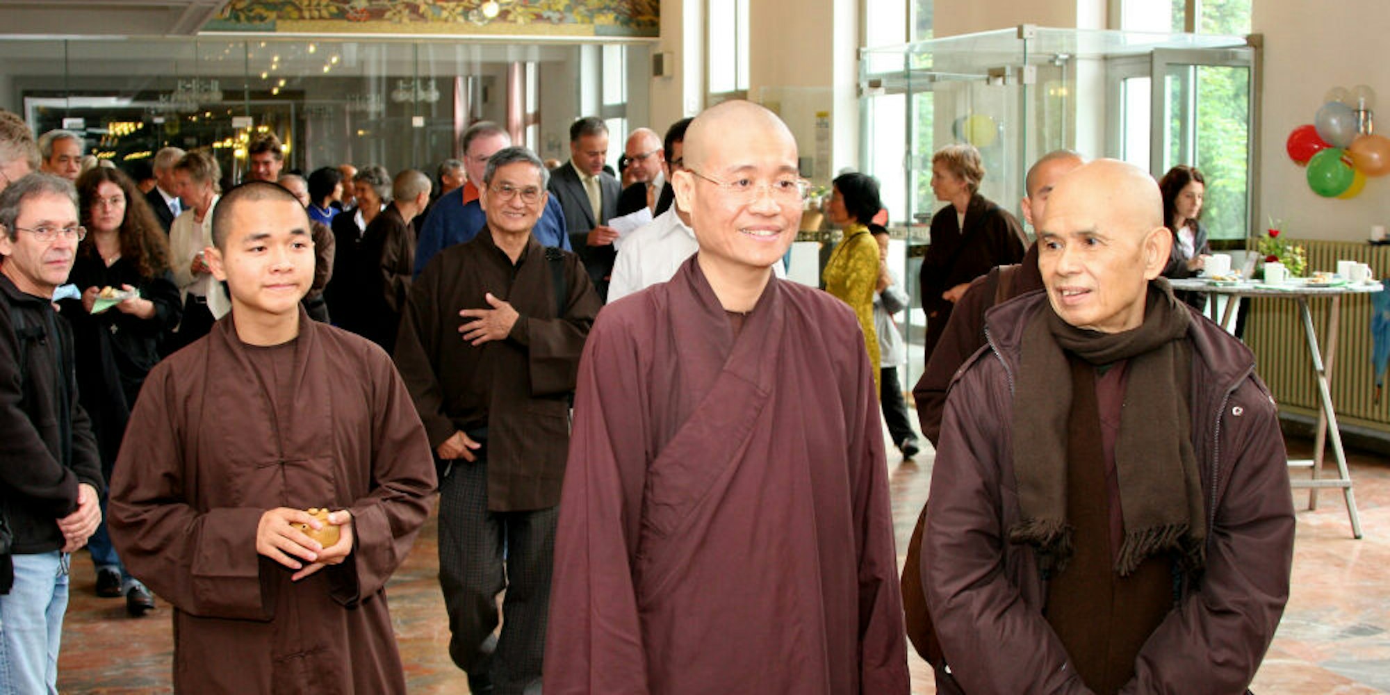 Im September 2008 eröffnete Mönch Thich Nhat Hanh (r.) das Europäische Institut für angewandten Buddhismus.