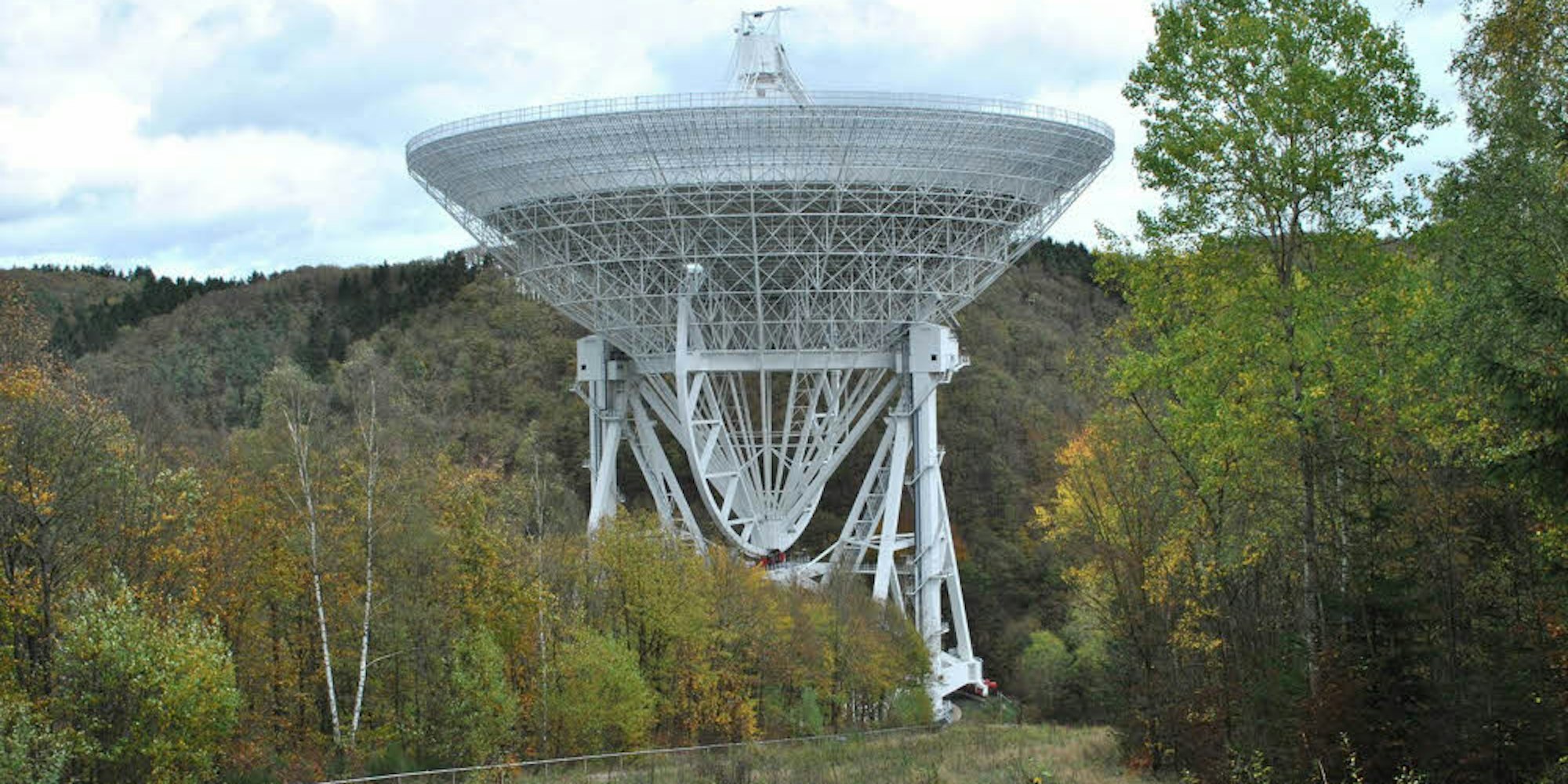 Ein Technik-Koloss: Der Hauptreflektor des Radioteleskops Effelsberg wiegt schon 3200 Tonnen.