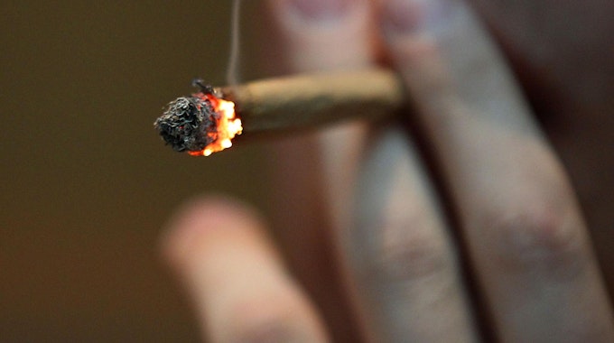 Die kontrollierte Abgabe von Cannabis an Erwachsene soll in Deutschland legalisiert werden. Offenbar hat sich darauf die neue Ampel-Regierung bereits geeinigt. Unser Symbolfoto (18. April 2012) zeigt einen Mann, der in einem Coffee-Shop in Maastricht einen Joint raucht.