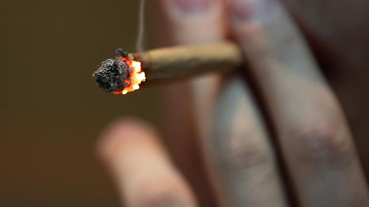 Die kontrollierte Abgabe von Cannabis an Erwachsene soll in Deutschland legalisiert werden. Offenbar hat sich darauf die neue Ampel-Regierung bereits geeinigt. Unser Symbolfoto (18. April 2012) zeigt einen Mann, der in einem Coffee-Shop in Maastricht einen Joint raucht.