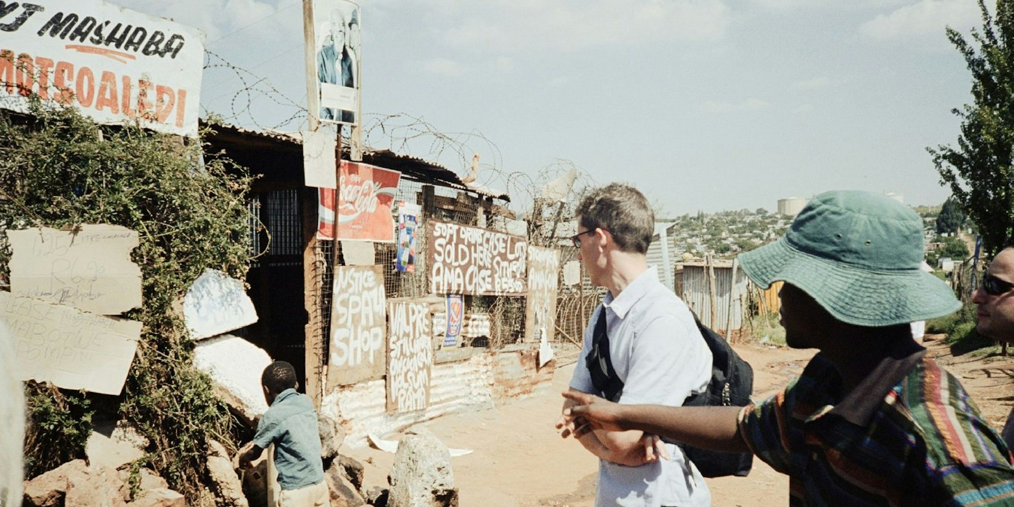 Der kontrovers diskutierte Slum-Tourismus boomt: Slumtouren wie diese durch das südafrikanische Soweto sind wie Besuche im Backstagebereich einer Stadt.
