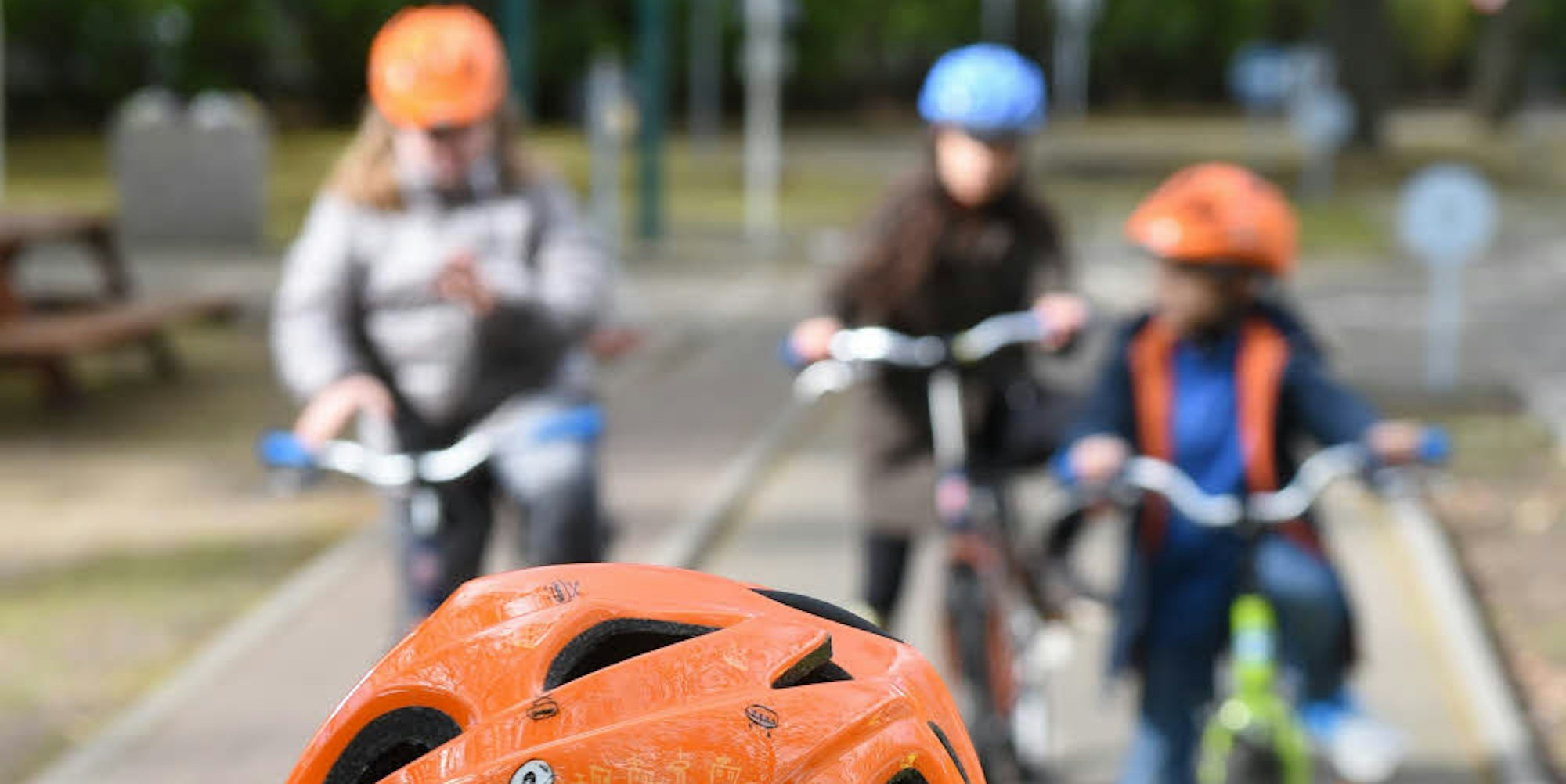 Die Bereitschaft wächst, beim Radfahren einen Helm zu tragen. Doch gerade junge Erwachsene sind oft oben ohne unterwegs.