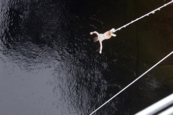 Adrenalinkick: In Kanada können Naturisten sogar Bungee-Jumping machen.