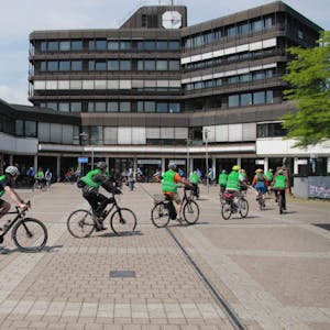 Radfahrer aus Sankt Augustin, Lohmar und Hennef trafen sich zur großen Sternfahrt vor dem Rathaus.