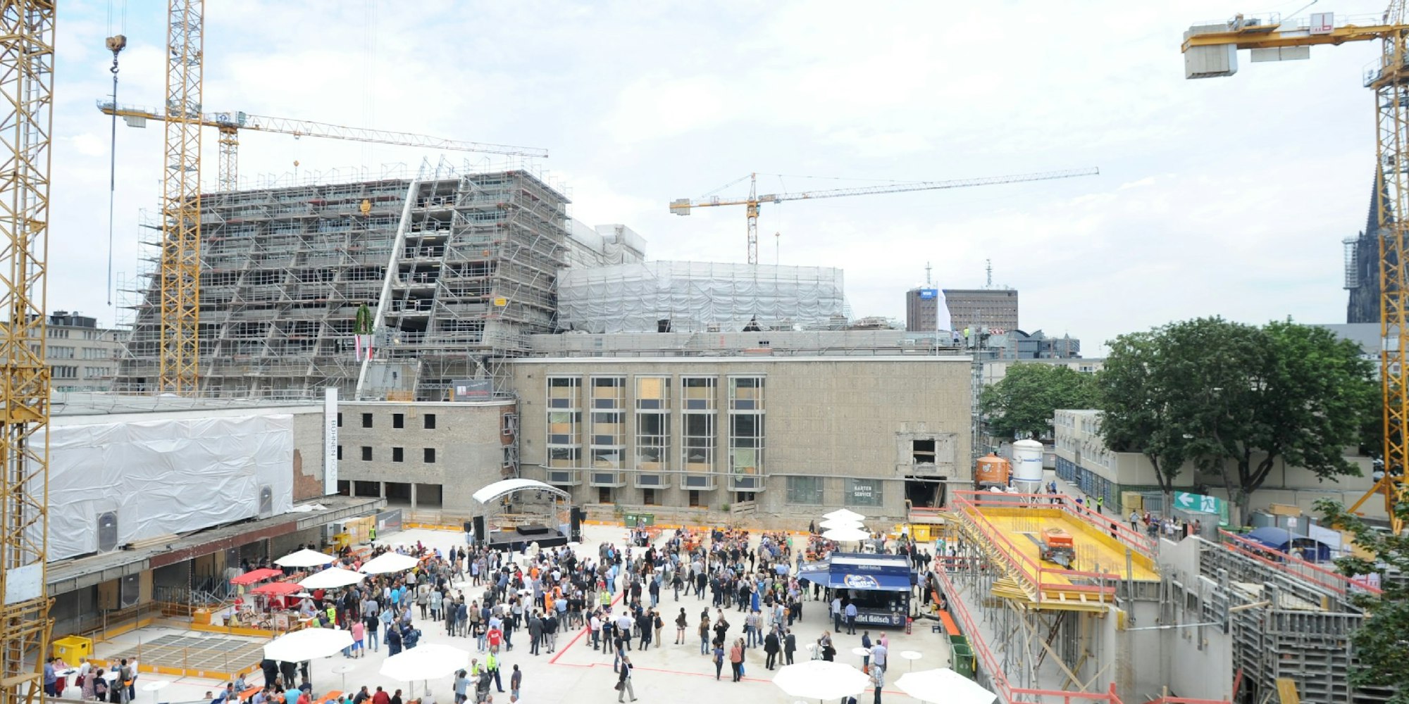 Zwei Jahre nach Beginn der Generalsanierung wurde auf der Baustelle des Opernquartiers am Offenbachplatz Richtfest gefeiert.