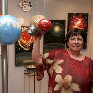 Planetarisches aus Gehn: Martina Hessel hat das Sonnensystem aus Keramik nachgebaut.