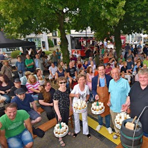 Kölsch zum Start: (v.r.) Maik Adomeit, Vorsitzender des Heimatvereins, eröffnete mit Hans Sommer, Bürgermeister Ulrich Stücker, Karla Gaisbauer und Else Zakaria das Fest in Wiehl.