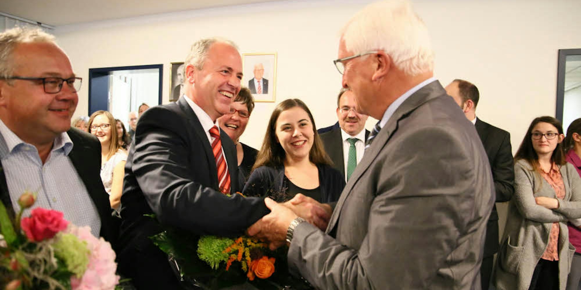 Stabwechsel: Herbert Radermacher (r.) gratuliert seinem CDU-Parteifreund und Nachfolger als Kaller Bürgermeister, Hermann-Josef Esser.