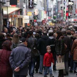 Massenandrang auf der Hohe Straße bei einem Verkaufsoffenen Sonntag in Köln. (Archivbild)