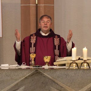 Als Leitender Seelsorger hat Pfarrer Klaus-Peter Jansen Abschied genommen, als Pfarrvikar bleibt er den Waldbröler Katholiken erhalten.