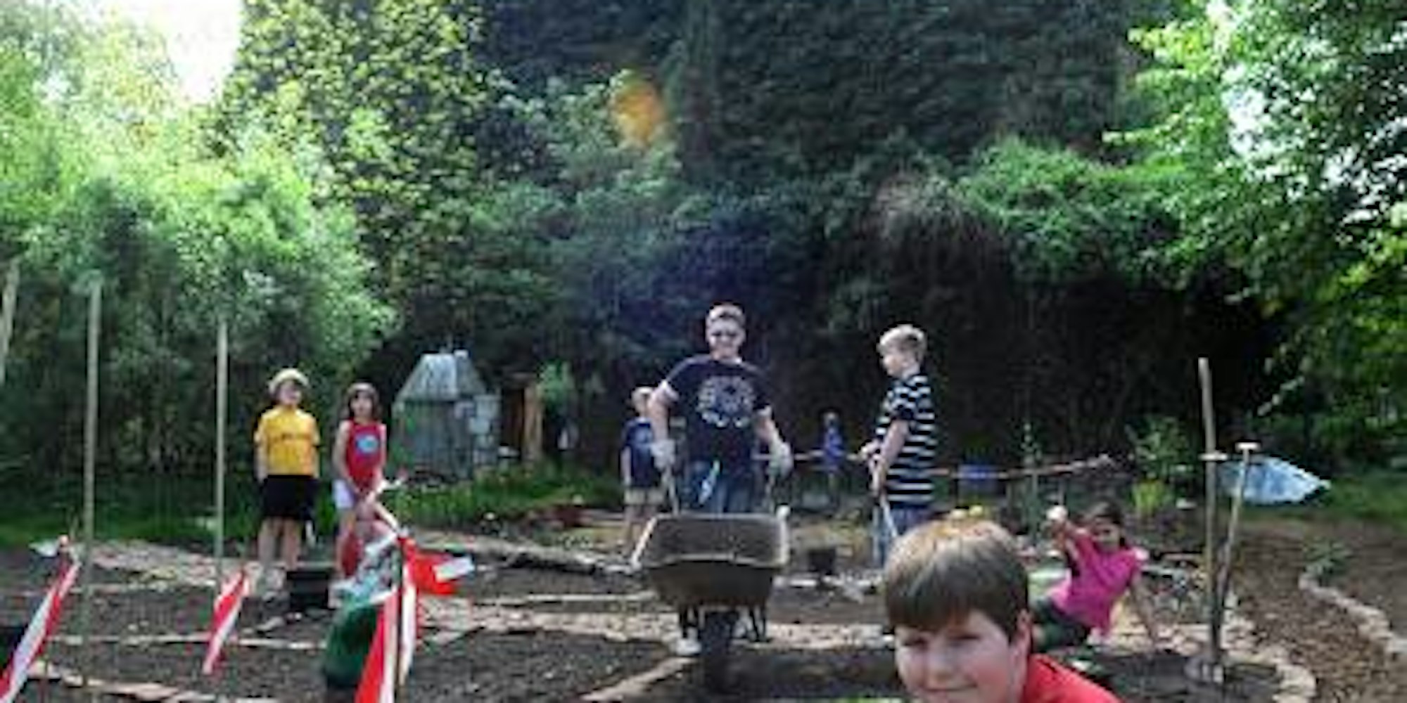 Pflanzen pflanzen, nicht spielen oder „chillen“: Im „Kompetenzgarten“ hinter dem Wiesdorfer Bunker können Kinder sich jetzt um ihr eigenes Grün kümmern. (Bild: Britta Berg)
