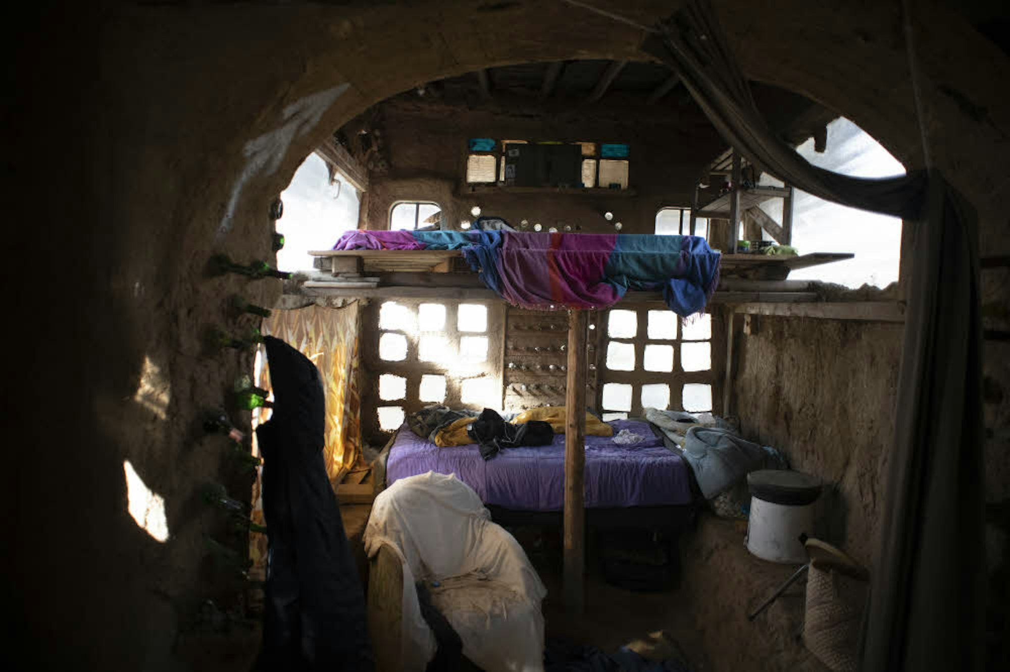 Im Inneren der Baumhäuser und Hütten gab es gemütliche Schlafplätze.