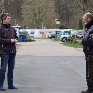 Platzbetreiber Andreas Schirmer (links) im Gespräch mit seinem Mitarbeiter Peter Beyer. Abstand halten ist auch auf dem Campingplatz jetzt oberstes Gebot.