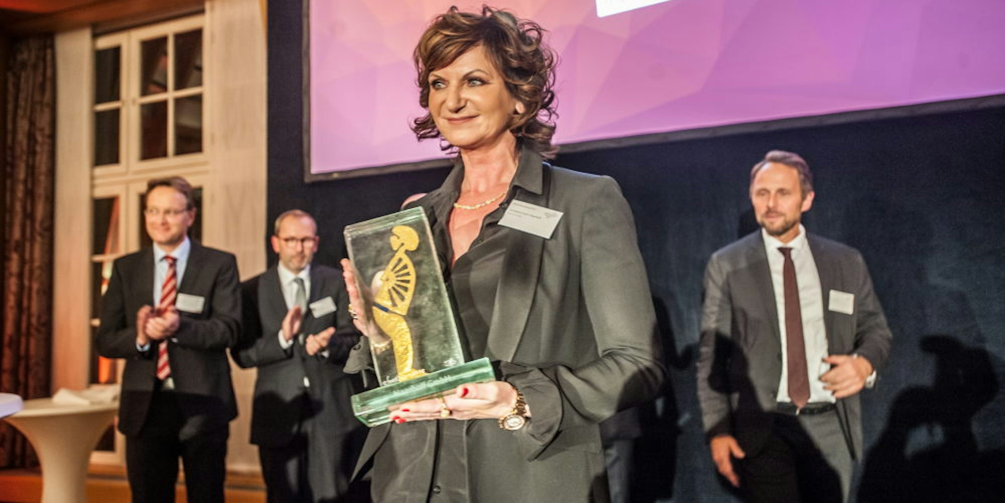 Christiane Kuhn-Haarhoff erhielt den Leverkusener Unternehmerpreis am Mittwochabend auf dem Wirtschaftsempfang im Bayer Kasino.