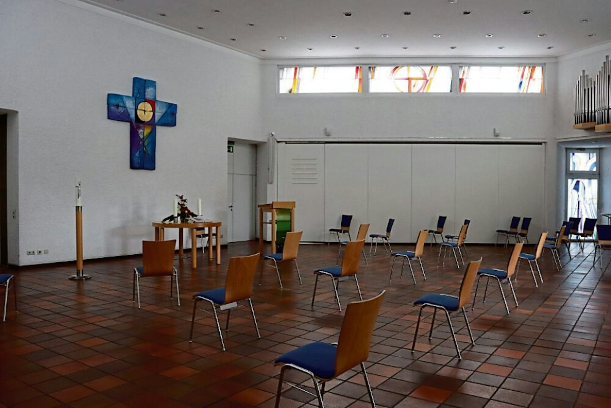 Über den Raum verteilt sind derzeit die Stühle in der Kreuzkirche. Maximal 40 Menschen können an Gottesdiensten teilnehmen.