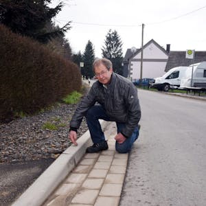 Die eckigen Bordsteine sind für Anwohner Klaus Kürten ein Ärgernis nach der Sanierung der Landstraße 129.