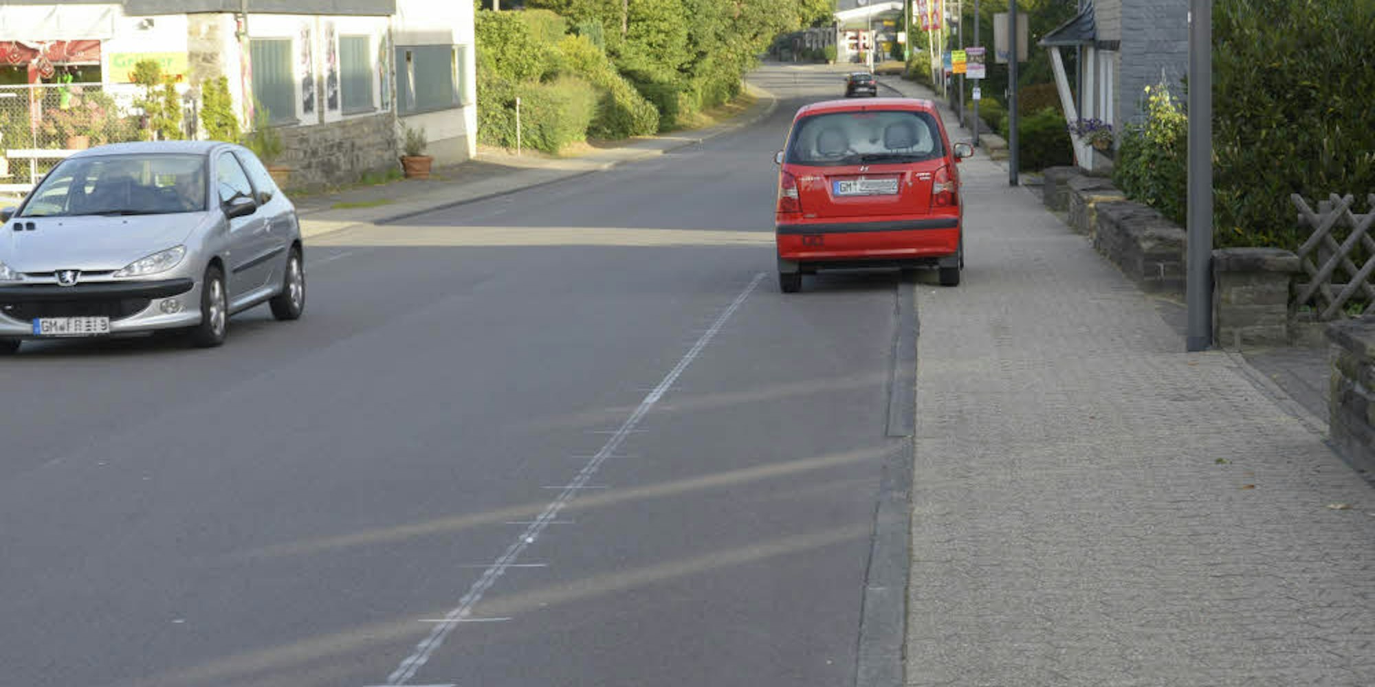 Auf der Gaulstraße sind die künftigen Schutzstreifen für die Radfahrer bereits markiert. Autos dürfen dort nicht mehr parken.