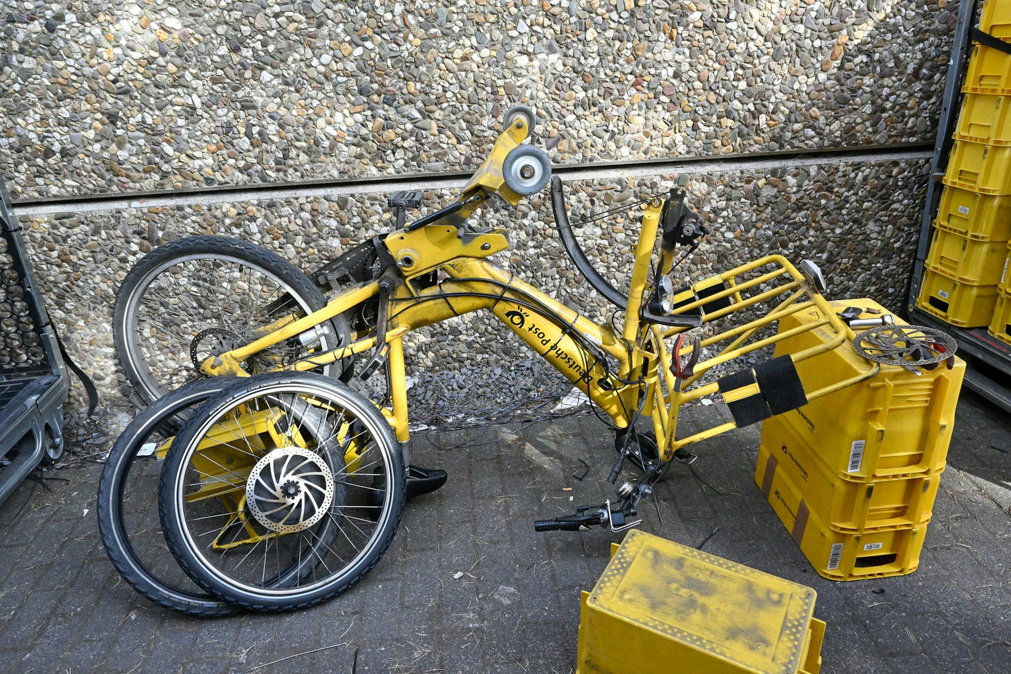 Die Fahrräder der Bergisch Gladbacher Zusteller werden besonders häufig repariert, die Bremsbeläge nutzen sich schneller ab, als in anderen Gebieten.