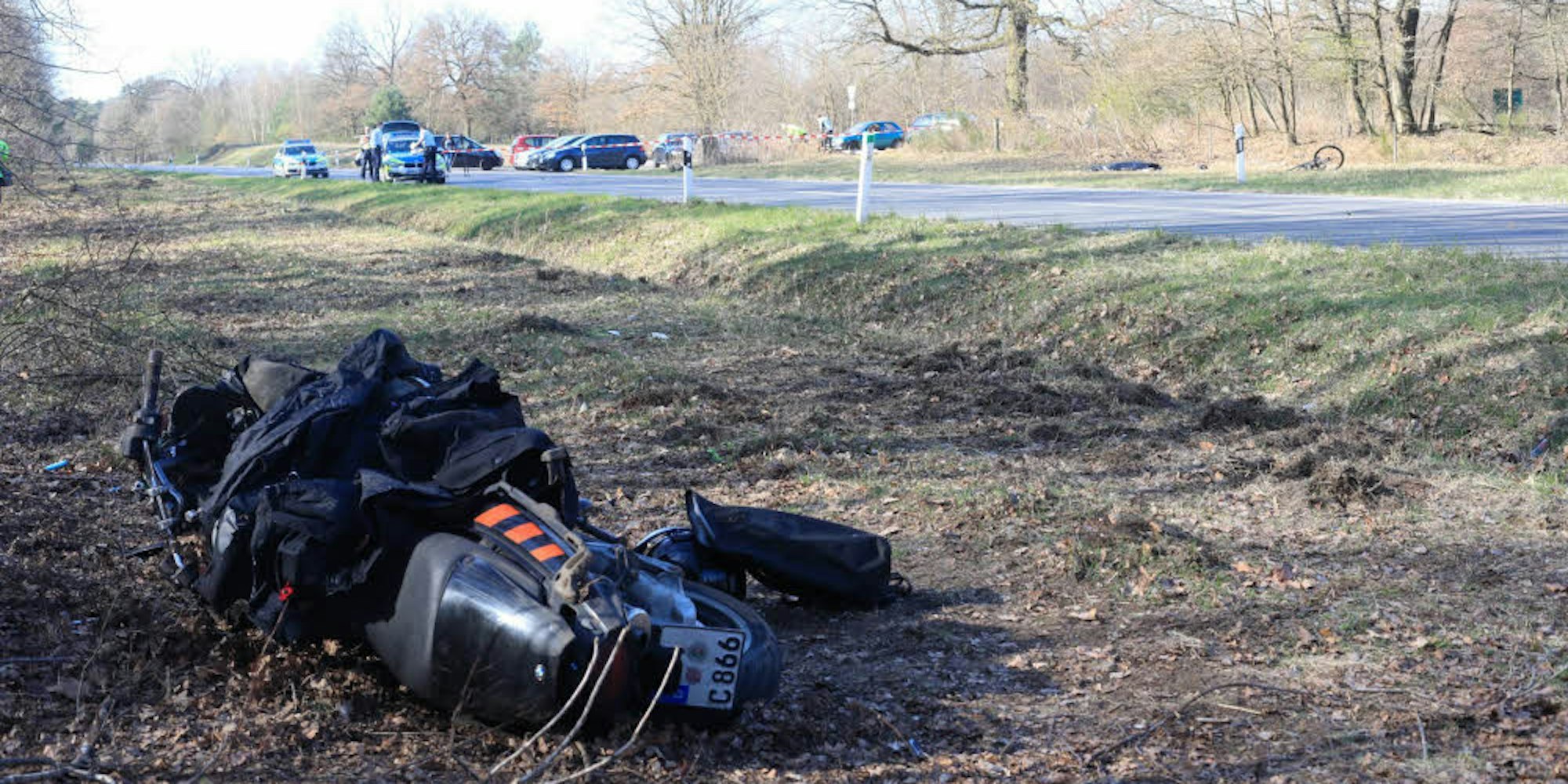 Tödliches Ende einer Tour auf der Alten Kölner Landstraße: Das Motorrad stieß beim Überholen mit einem Rennrad zusammen, der 32-jährige Radfahrer starb noch am Unfallort.