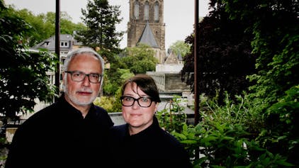 Thomas und Ariane Waldschmidt fürchten um ihre unverstellte Aussicht auf die Pauluskirche.
