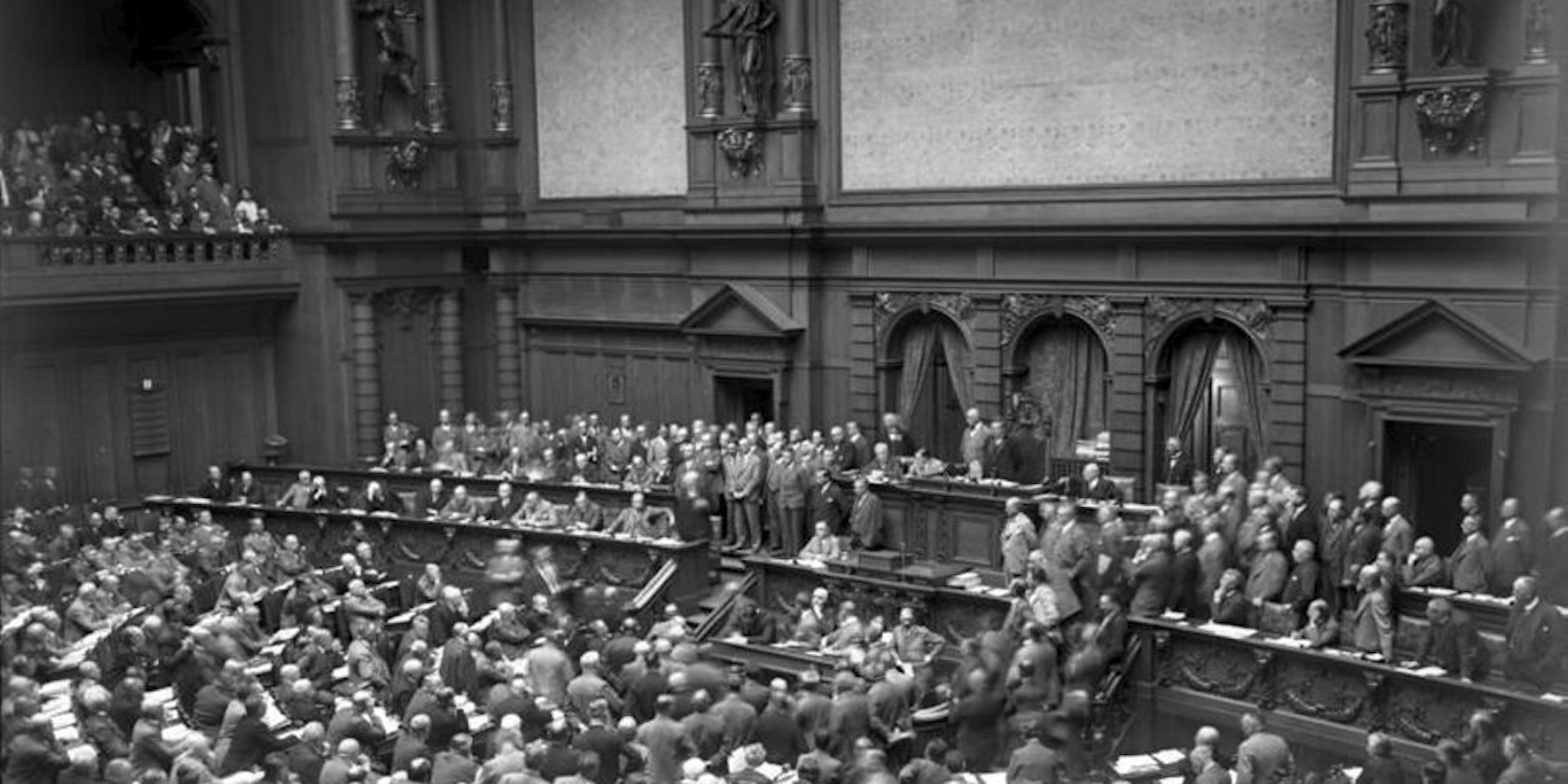 Am 15. Juli 1930 hält Reichskanzler Heinrich Brüning eine Rede im Reichstag.
