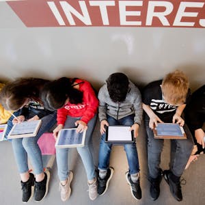 Kinder und Jugendliche sind im Internet vielen Gefahren ausgesetzt.