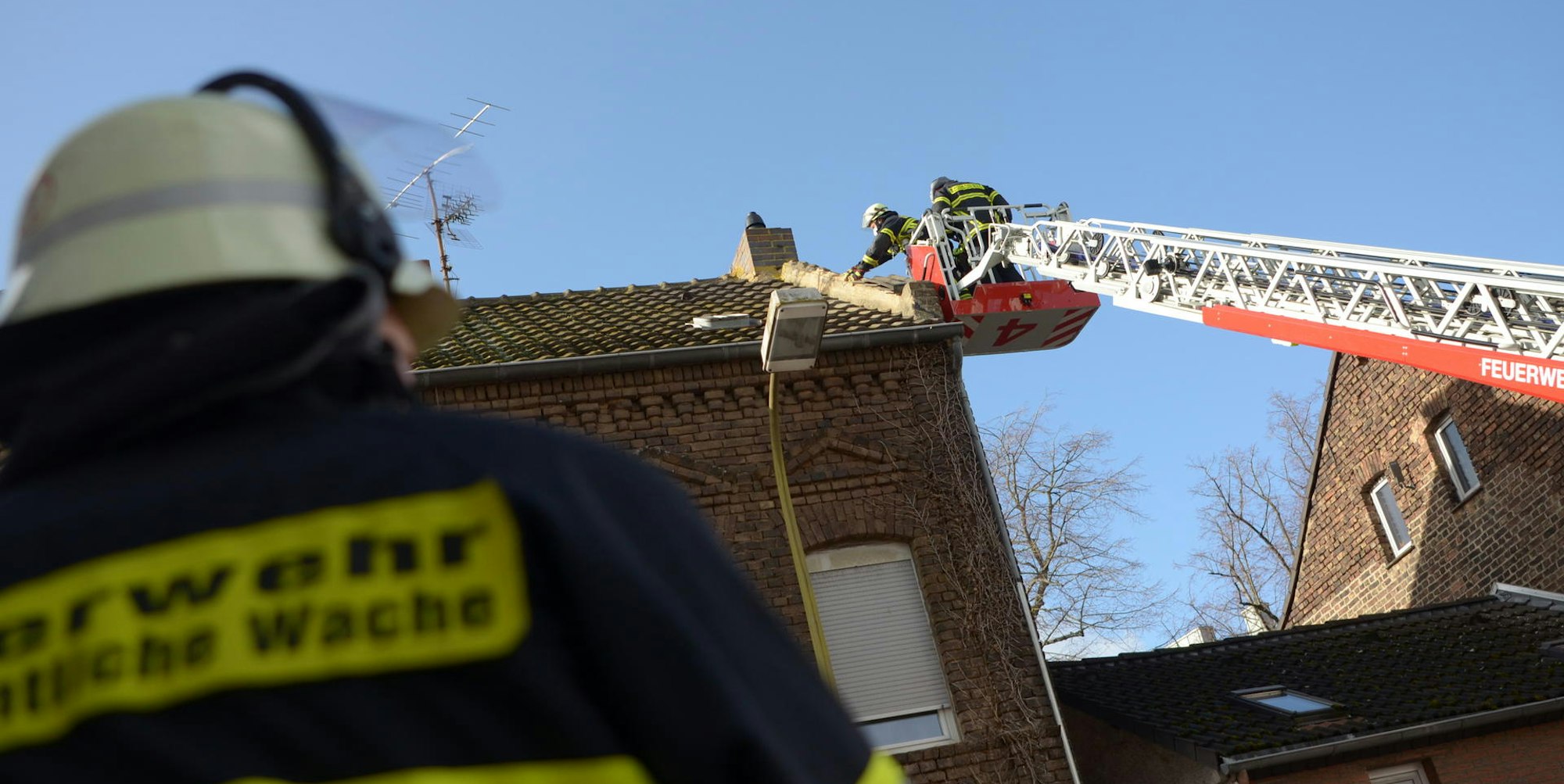 In Euskirchen drohten Dachziegel auf die Straße zu stürzen. Die Feuerwehr rückte mit der Drehleiter an.