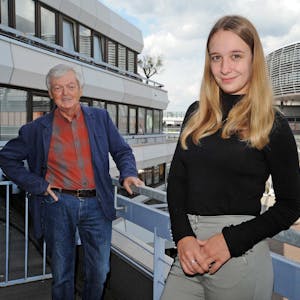 Hans Klose und Kerstin Nowack beim Besuch der Redaktion „Leverkusener Anzeiger“ am Rathaus in Wiesdorf.