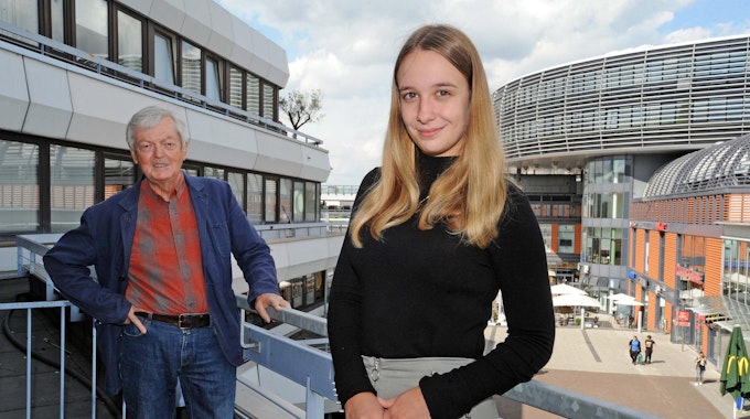 Hans Klose und Kerstin Nowack beim Besuch der Redaktion „Leverkusener Anzeiger“ am Rathaus in Wiesdorf.