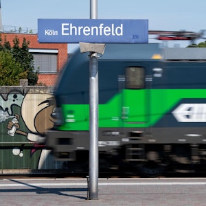 Ein Zug fährt durch den Bahnhof Köln-Ehrenfeld.