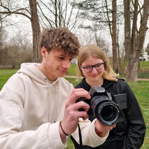 Euskirchener Schüler sind eingeladen, beim Fotowettbewerb kreativ zu werden – so wie Bastian Venker-Metarp und Leonie Schiller.
