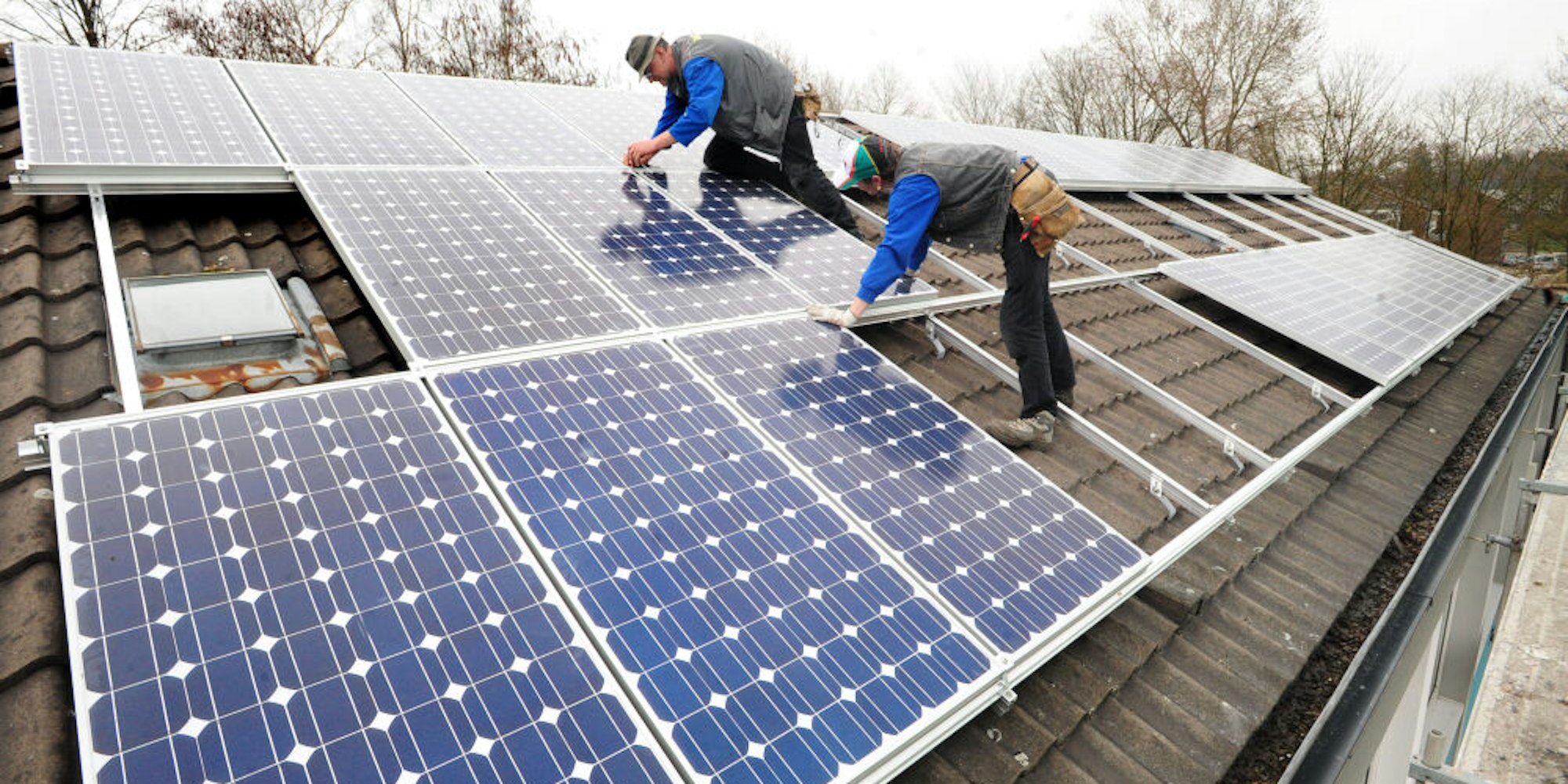 Sonnen-Kraftwerke, hier auf dem Dach der Burscheider Montanus-Grundschule, sparen fossile Brennstoffe ein.