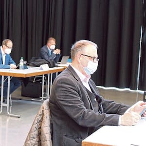 Testverweigerer Bernd Lübke (l.) und Frank Poll von der AfD mussten im hinteren Bereich sitzen.