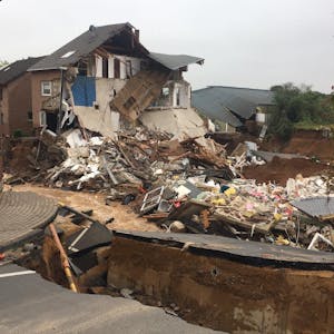 In Erftstadt-Blessem wurden ganze Häuser von der Flut zerstört.