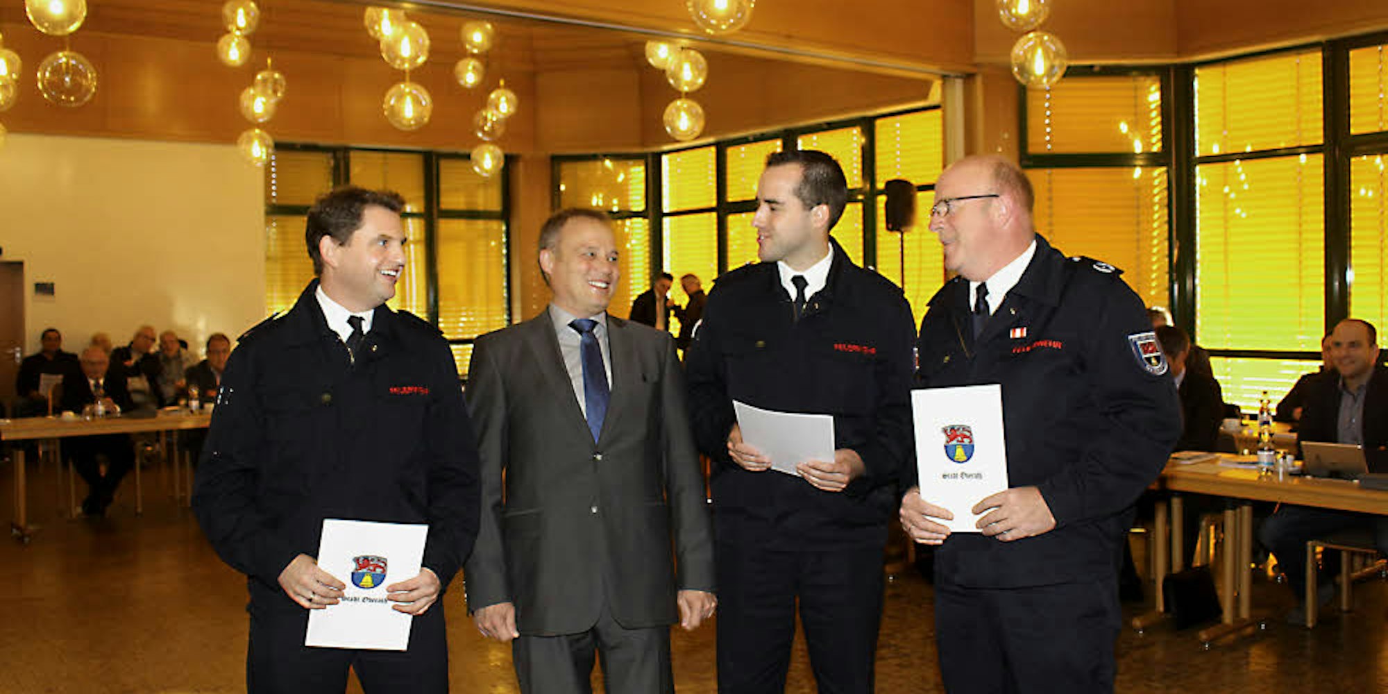 Bürgermeister Jörg Weigt (2. v. l.) überreichte die Ernennungsurkunden an Heiko Schmitt, Simon Spanier und Willi Schmitz (v. l.).