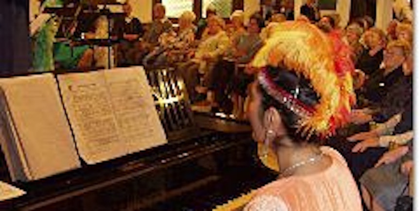 Paradiesvögel auf der Bühne: Das Damensalonorchester Die Madämchen gaben ein Gastspiel im Altenheim. BILD: JOHNEN