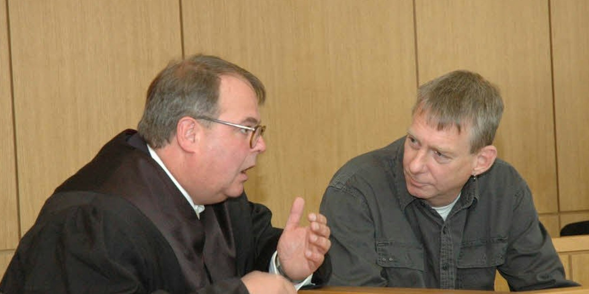 Ralf Schiesberg, hier im Gespräch mit Verteidiger Albert Stumm, wurde  wegen Mordes zu lebenslanger Haft verurteilt.
