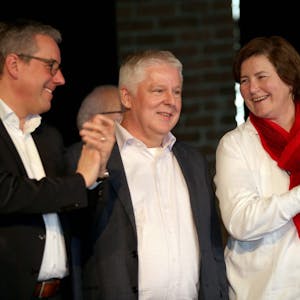 Geschafft: OB-Kandidat Andreas Kossiski (Mitte) wird von Parteichefin Christiane Jäger und Fraktionschef Christian Joisten beglückwünscht.
