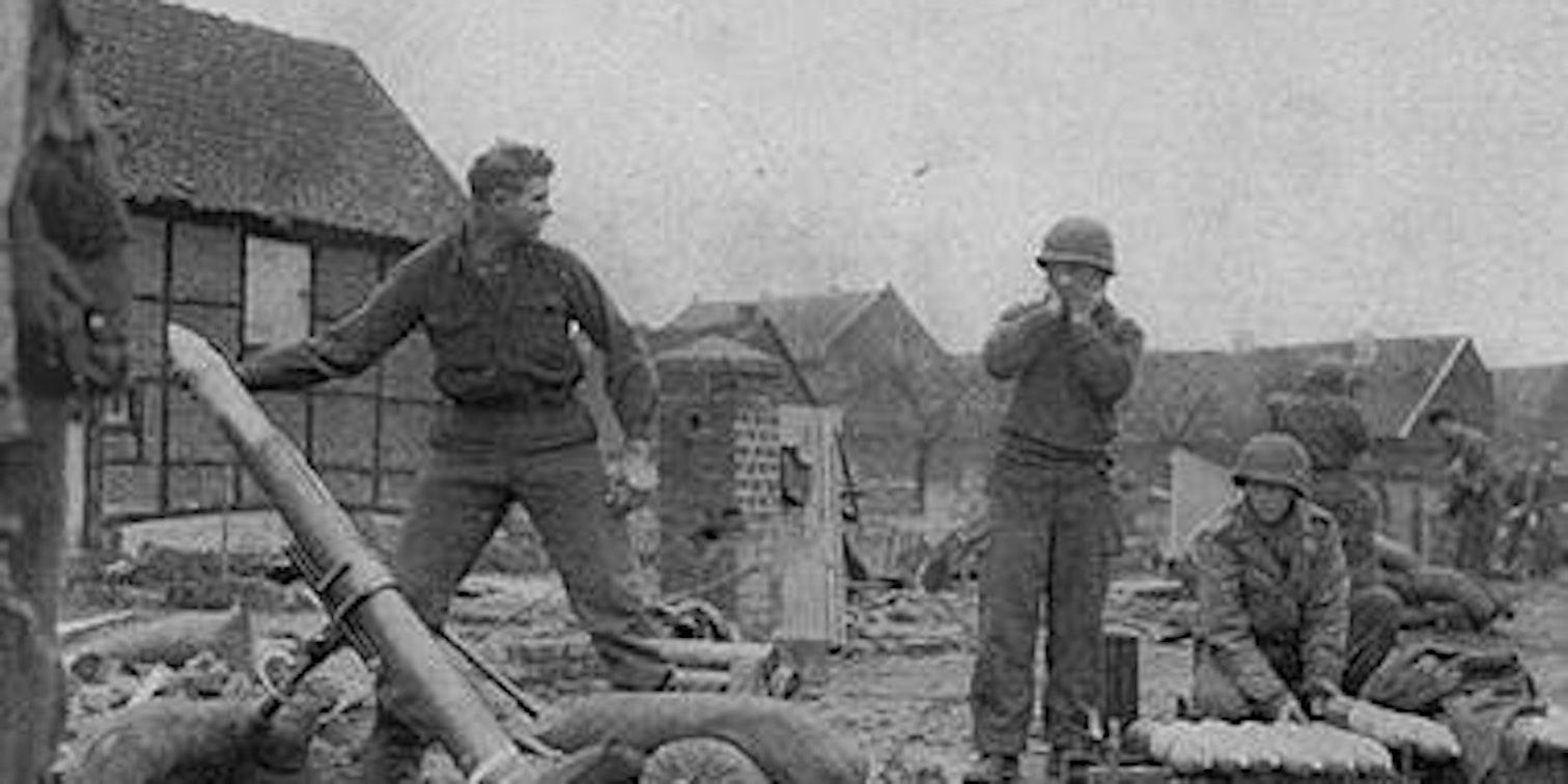 Ein amerikanischer Granatwerfer war bei Kerpen im Einsatz. Im Hintergrund ist das Kolpinggeburtshaus zu sehen. (Bild: Privat)
