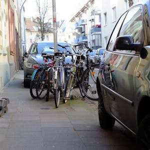 In der Glasstraße ist häufig zugeparkt, für Rollstuhlfahrer oder Kinderwagen gibt es manchmal kein Durchkommen.